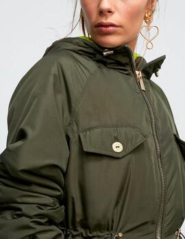 Parka Lola Casademunt logo verde