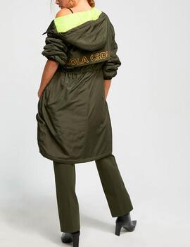 Parka Lola Casademunt logo verde