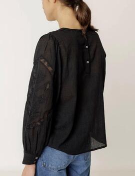 Blusa Indi&Cold bordados negro